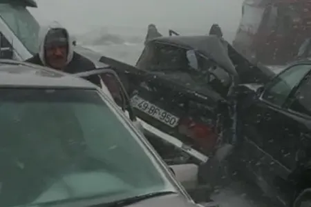 Bakıda 15-20 avtomobilin iştirakı ilə zəncirvarı yol qəzası oldu, - ölən var