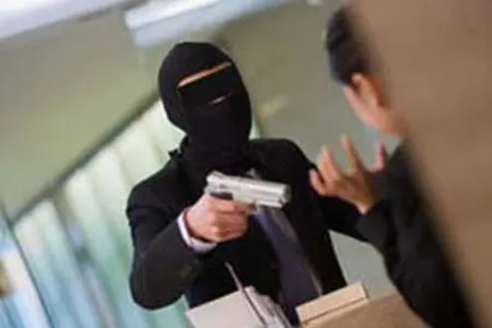 Çapacaq və oyuncaq tapança ilə marketə - BASQIN ETDİ