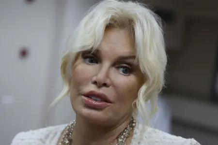 Ajda Pekkana ayağa qalxmaq - QADAĞAN EDİLDİ