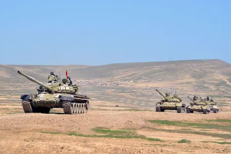 Tank bölmələrinin intensiv döyüş hazırlığı məşğələləri keçirilir - VİDEO
