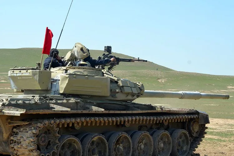 Tank bölmələrinin intensiv döyüş hazırlığı məşğələləri keçirilir - VİDEO