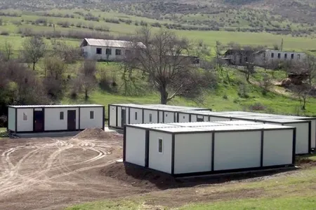 Azad olunmuş ərazilərdə modul tipli yataqxanalar quraşdırılır - VİDEO