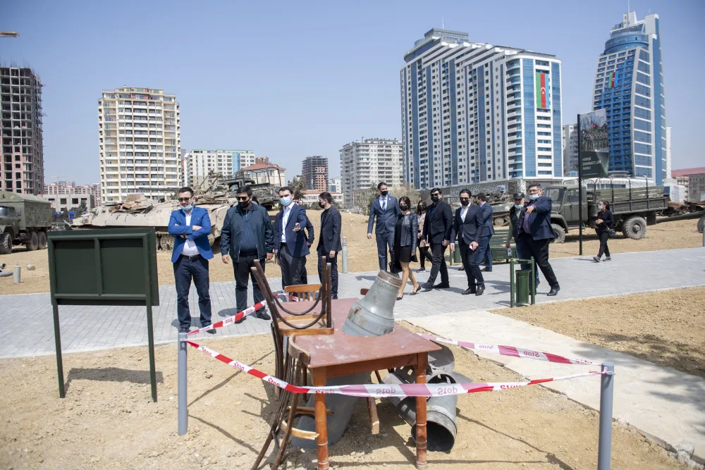 YAP GB-nın üzvləri Hərbi Qənimətlər Parkını ziyarət ediblər - Fotolar