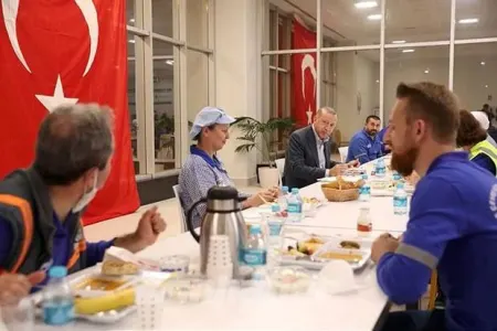 Ərdoğan fabrik işçiləri ilə iftarda - Fotolar