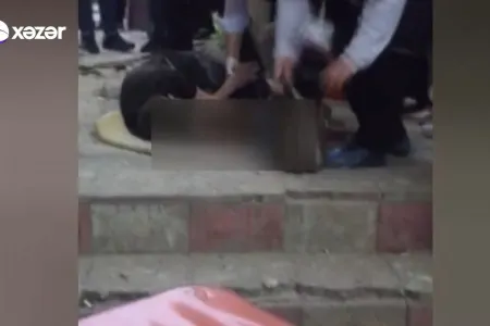 Bakıda binanın fasadından qopan daş uşağın başına düşdü, vəziyyəti ağırdır - VİDEO