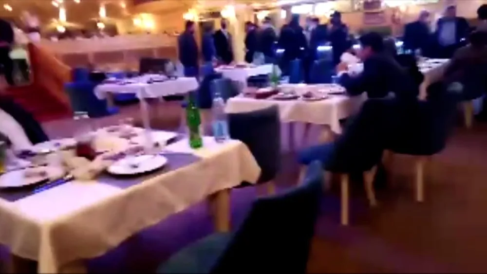 "Qədir Xum" restoranında nişan keçirildi, 57 nəfər cərimələndi - Fotolar -Video