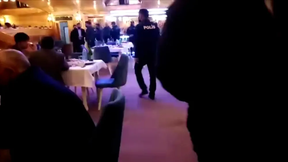 "Qədir Xum" restoranında nişan keçirildi, 57 nəfər cərimələndi - Fotolar -Video