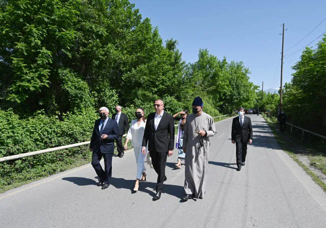 İlham Əliyev Qəbələdə məktəbdə və Müqəddəs Yelisey adına Cotari kilsəsində olub - YENİLƏNİB - FOTOLAR