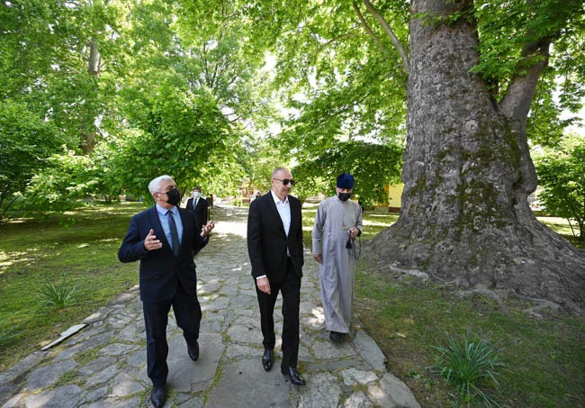 İlham Əliyev Qəbələdə məktəbdə və Müqəddəs Yelisey adına Cotari kilsəsində olub - YENİLƏNİB - FOTOLAR