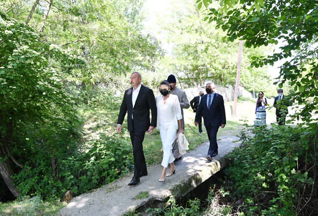 İlham Əliyev Qəbələdə məktəbdə və Müqəddəs Yelisey adına Cotari kilsəsində olub - YENİLƏNİB - FOTOLAR