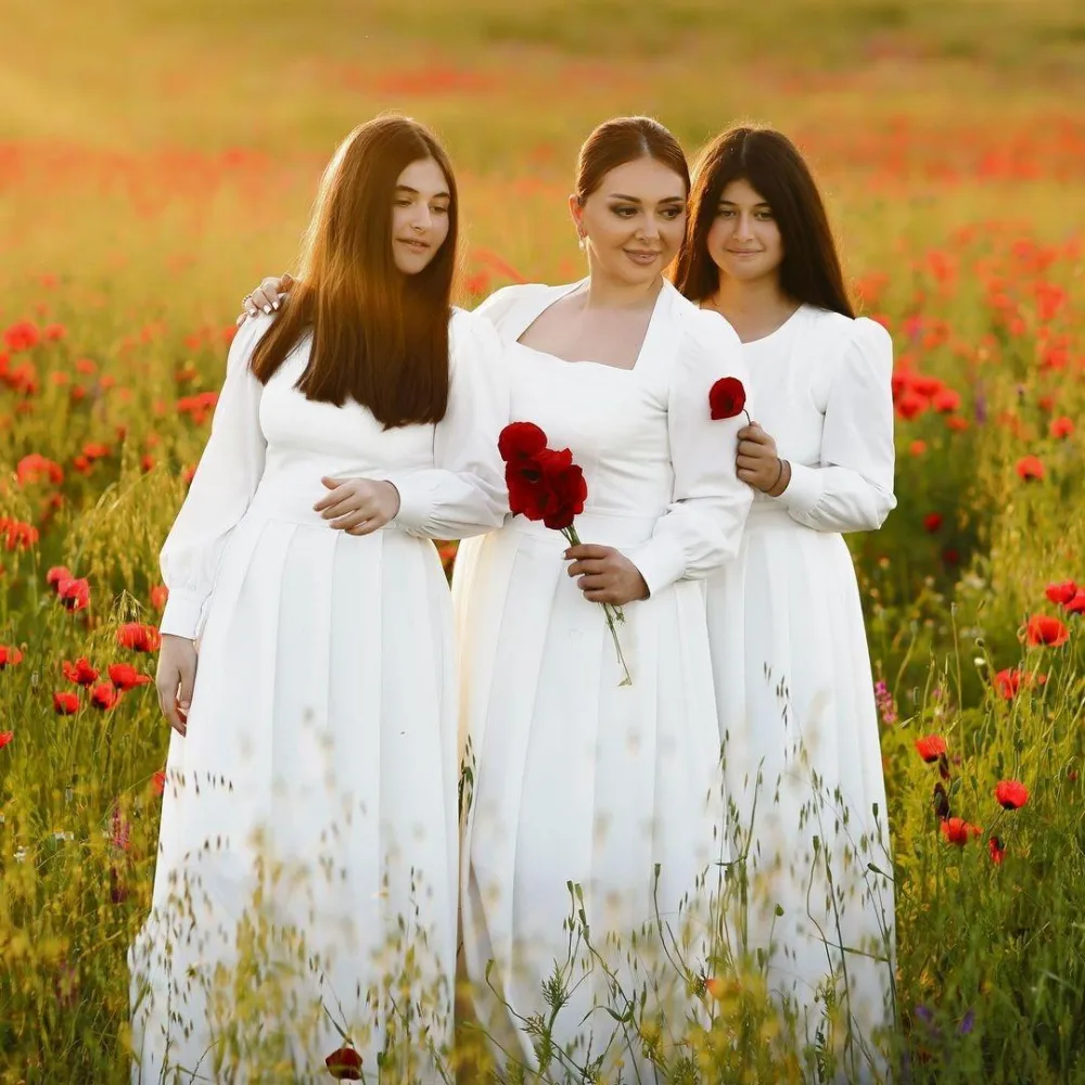 Lalə Azərtaş bu dəfə qızları ilə fotosessiya etdirdi