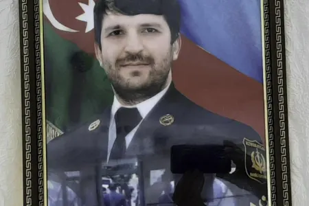 Sonbeşik övladının üzünü görməyən şəhid Elvin Mustafayev dəfn edildi - Video