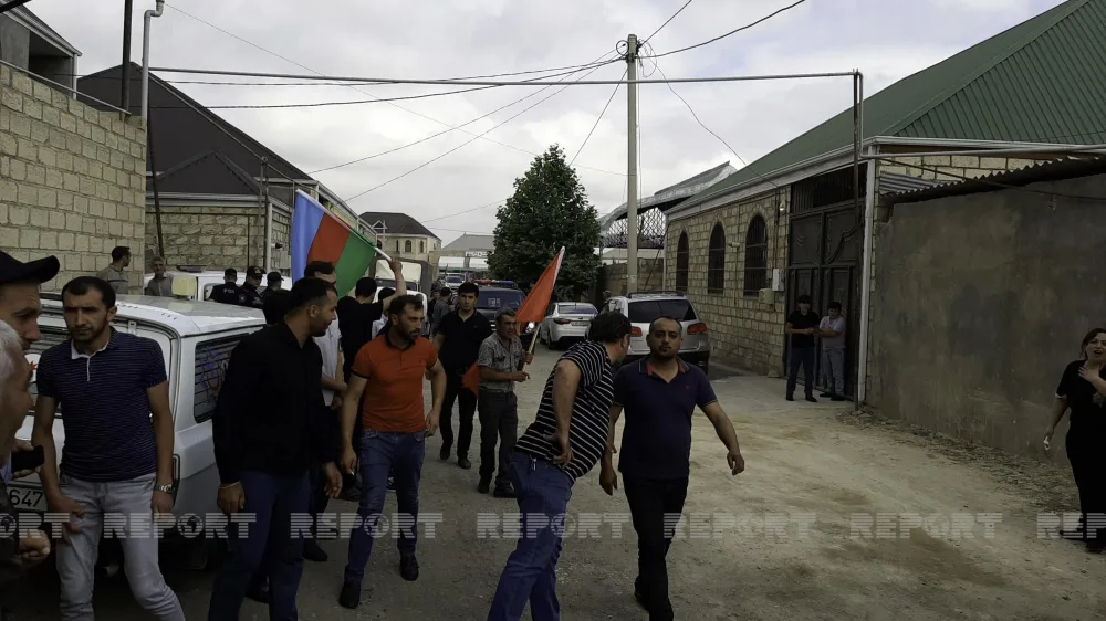 Sonbeşik övladının üzünü görməyən şəhid Elvin Mustafayev dəfn edildi - Video
