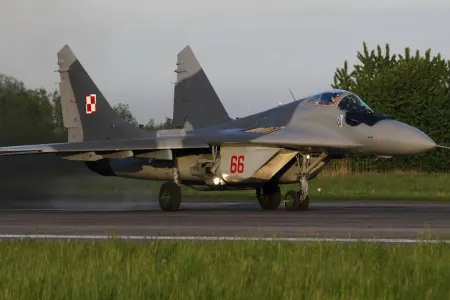 Polşa HHQ-nin "MiQ-29"-u yanaşı uçan digər qırıcıya atəş açdı