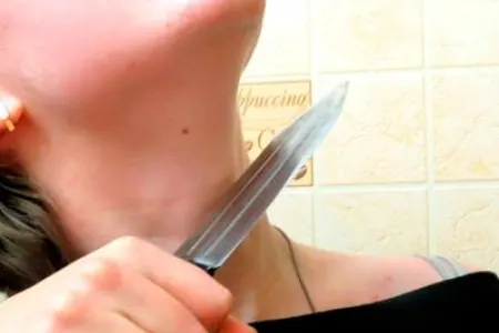 Bakıda qətl: kişi sevdiyi qadını həyətinə apararaq boğazını kəsdi - Video