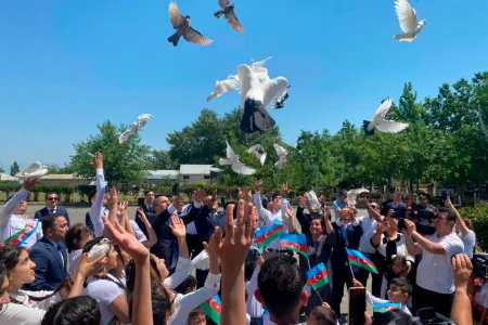 Nazir Tapqaraqoyunluda “Son zəng” çaldı, göyərçin uçurdu - Fotolar -Video