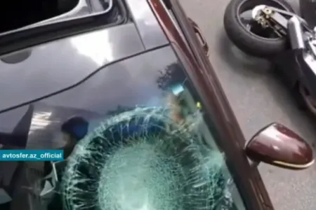 Motosiklet sürücüsü ona yol verməyən avtomobilə görün nə etdi - Video