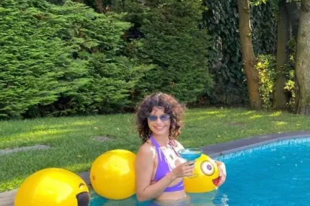 Beren Saat çimərlik geyimində görüntülərini paylaşdı - FOTOLAR