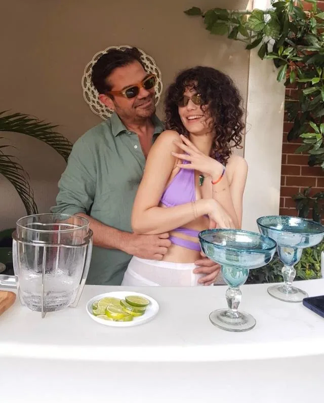 Beren Saat çimərlik geyimində görüntülərini paylaşdı - FOTOLAR