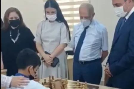 Nazir şagirdlə şahmat oynadı - VİDEO