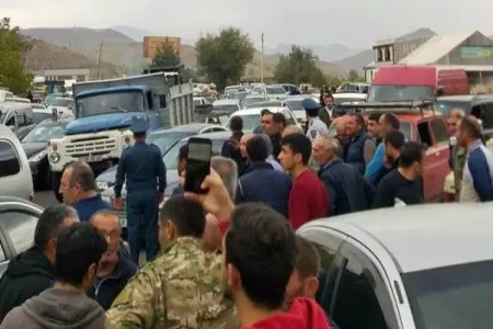 Ermənistanda etiraz aksiyası - Yerevan-Gümrü yolunu bağlandı