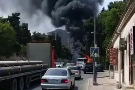 Bakıda yük maşını yandı - Video