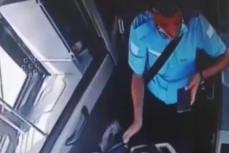Telefonla oynayan sürücü belə qəza törətdi - Video
