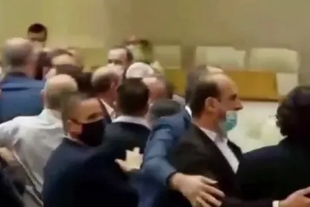 Gürcüstan parlamentində deputatlar əlbəyaxa davaya çıxdılar - VİDEO
