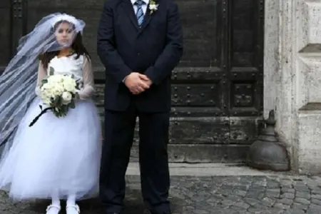 Şəkidə 15 yaşlı qızı 30 yaşlı kişiyə ərə verdilər - Video