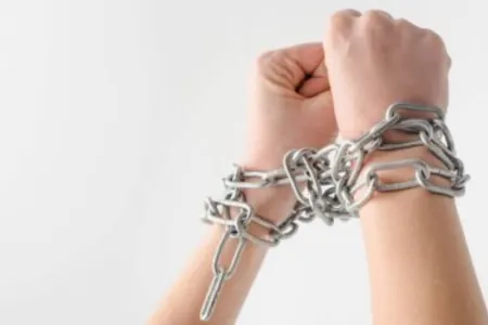 Qadını zəncirlə bağlayan şəxs tutulub