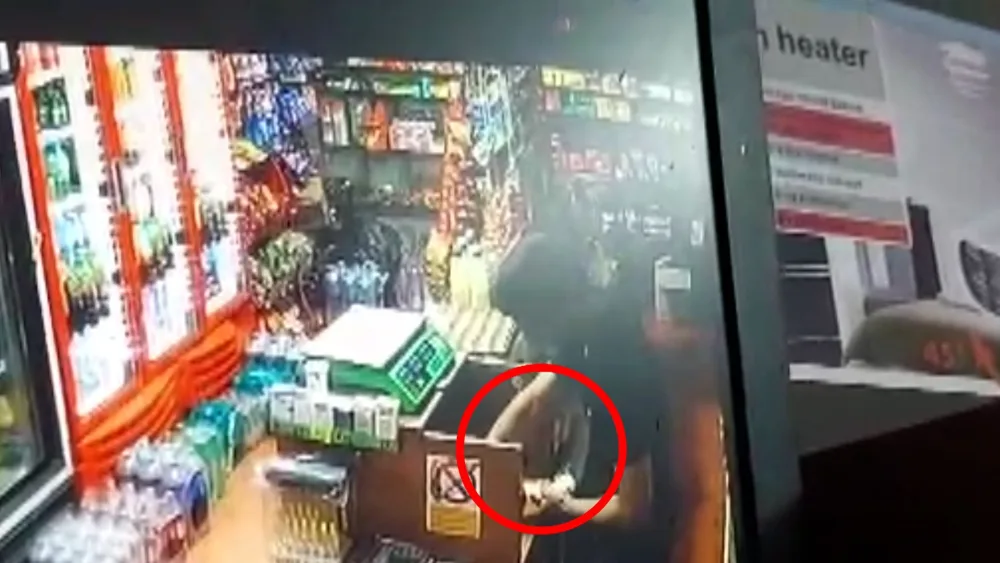 Bakıda satıcısı yatan marketdən oğurluq edilib - VİDEO