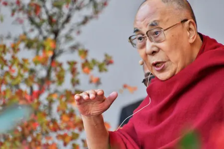 Dalay Lama qadın cildində yenidən doğulacaq