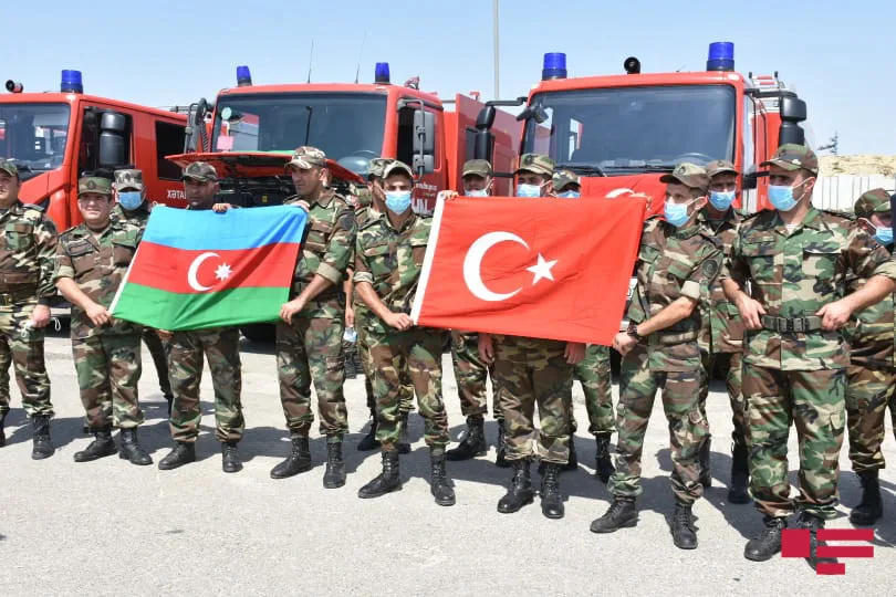 FHN-in yanğın-xilasetmə qüvvələrinin növbəti qrupu Türkiyəyə yola düşdü - FOTO