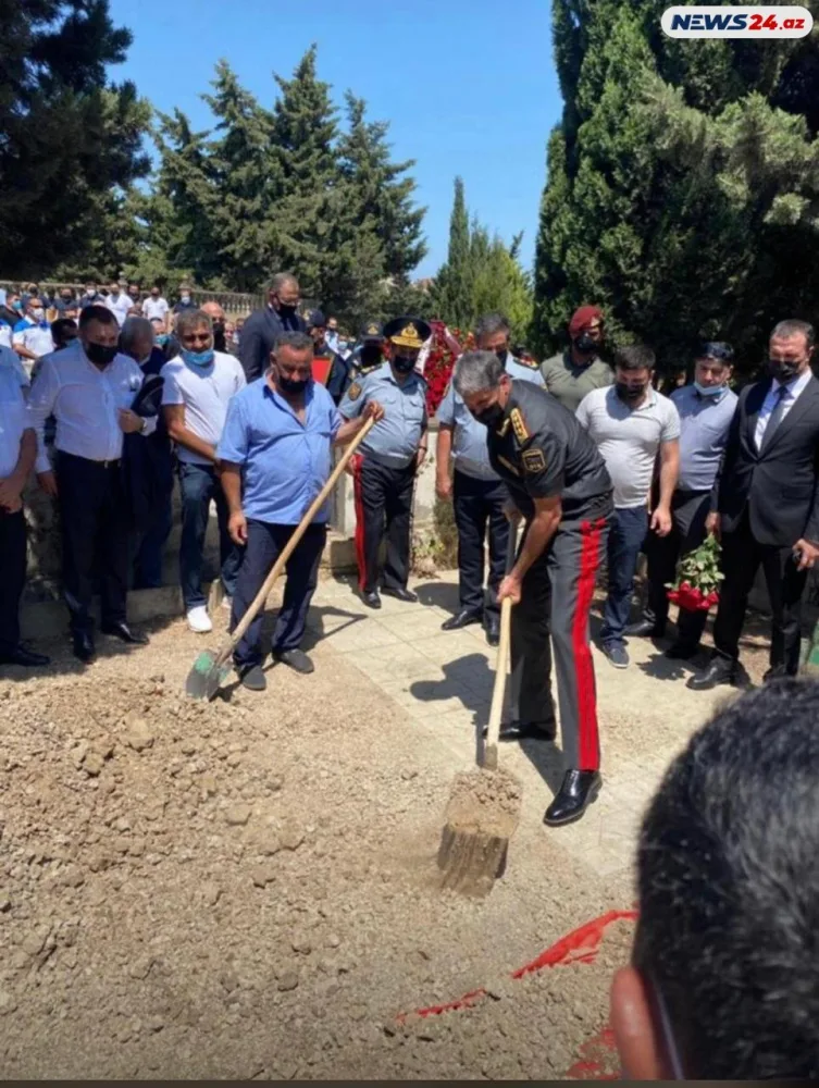Vilayət Eyvazov vəfat edən polisin dəfnində - Foto