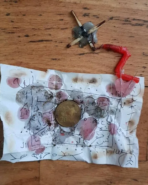 Məşhur müğənninin evindən cadu çıxdı - FOTOLAR