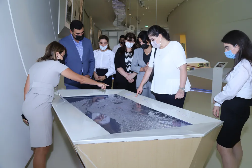 Baş Prokurorluğun əməkdaşları “Nizaminin süjet və obrazları” adlı sərgidə oldu - Foto/Video