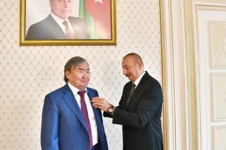 İlham Əliyev “Şərəf” ordenini Oljas Süleymenova təqdim etdi