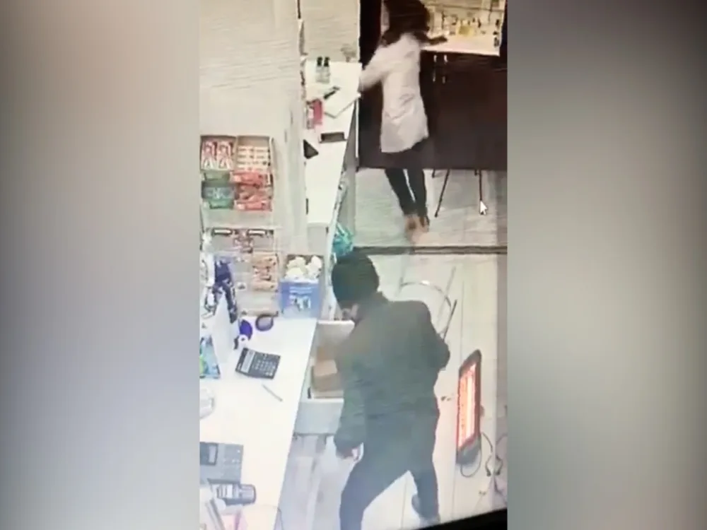 Xanım satıcıya qarşı quldurluq edən şəxs saxlanıldı - Video