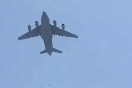 Əfqanıstanda qaçmaq istəyən 2 nəfər təyyarədən yerə çırpıldı