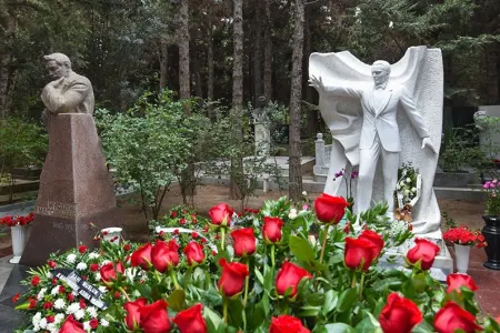 Mədəniyyət Nazirliyinin rəhbərliyi və qonaqlar Müslüm Maqomayevin məzarını ziyarət etdi