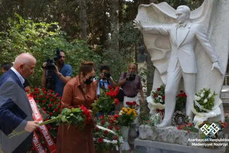 Müslüm Maqomayevin doğum günündə xatirəsi yad olundu - Fotolar
