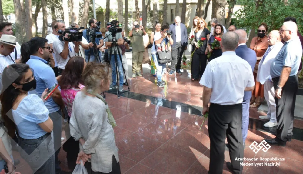 Müslüm Maqomayevin doğum günündə xatirəsi yad olundu - Fotolar