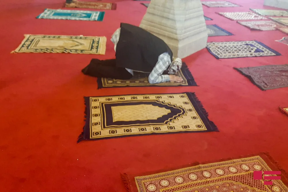 Bir qrup Şuşa sakini Yuxarı Gövhər Ağa məscidində namaz qıldı - Fotolar