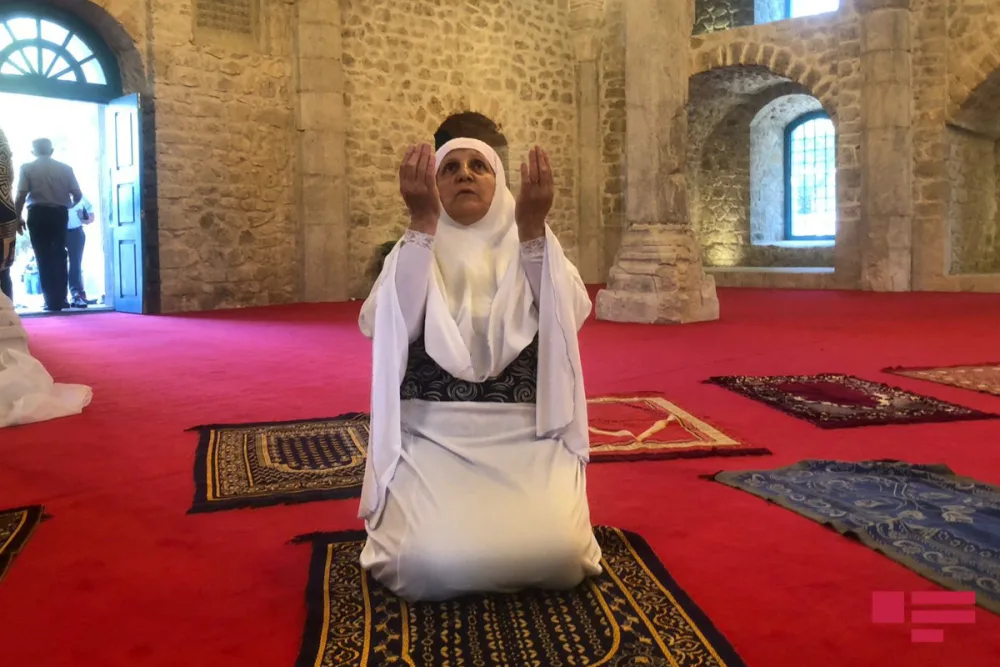Bir qrup Şuşa sakini Yuxarı Gövhər Ağa məscidində namaz qıldı - Fotolar