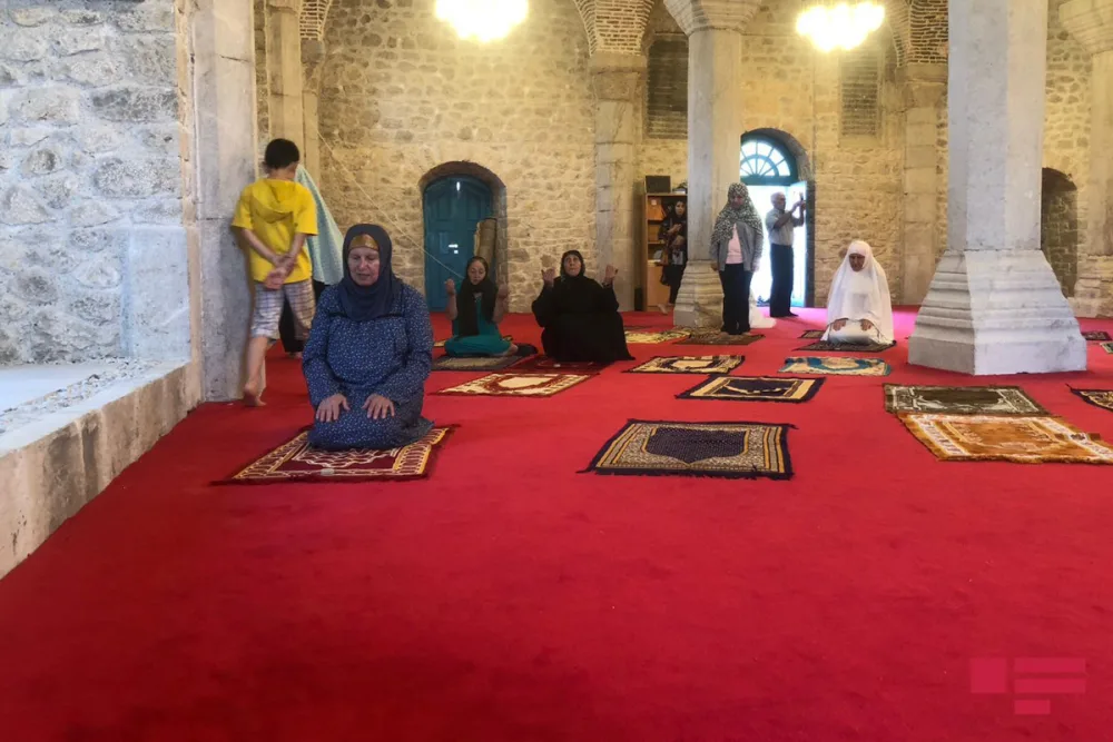 Bir qrup Şuşa sakini Yuxarı Gövhər Ağa məscidində namaz qıldı - Fotolar