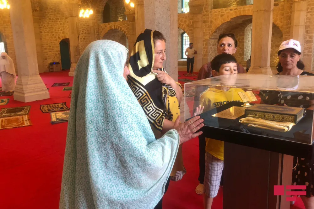 Bir qrup Şuşa sakini Yuxarı Gövhər Ağa məscidində namaz qıldı - Fotolar