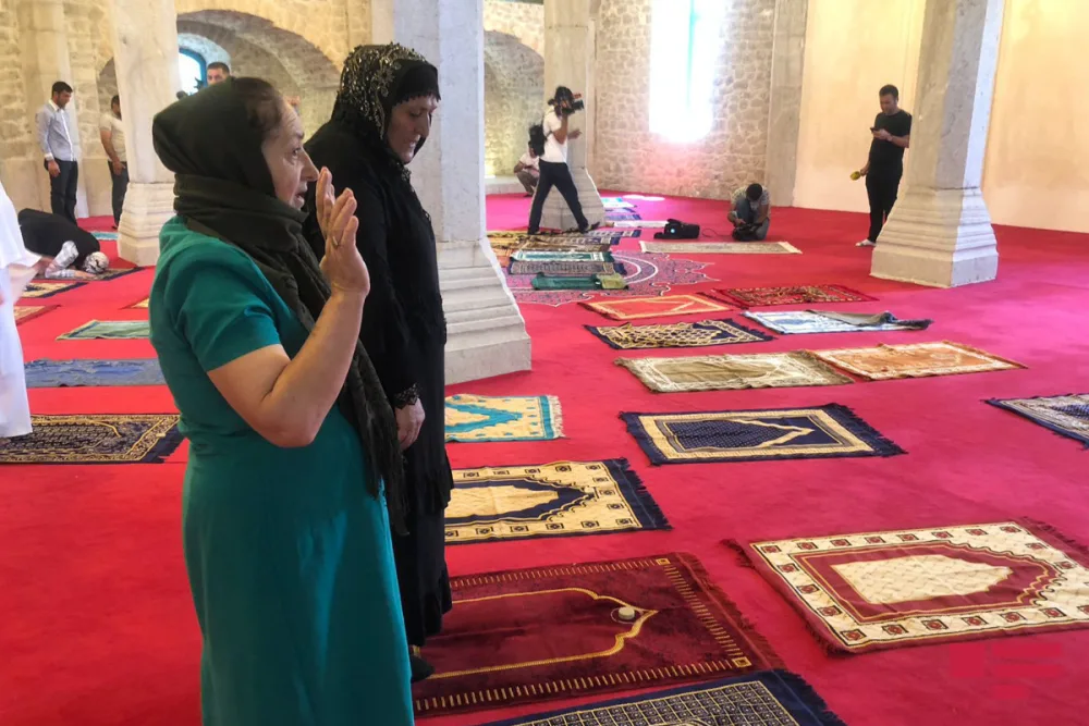 Bir qrup Şuşa sakini Yuxarı Gövhər Ağa məscidində namaz qıldı - Fotolar
