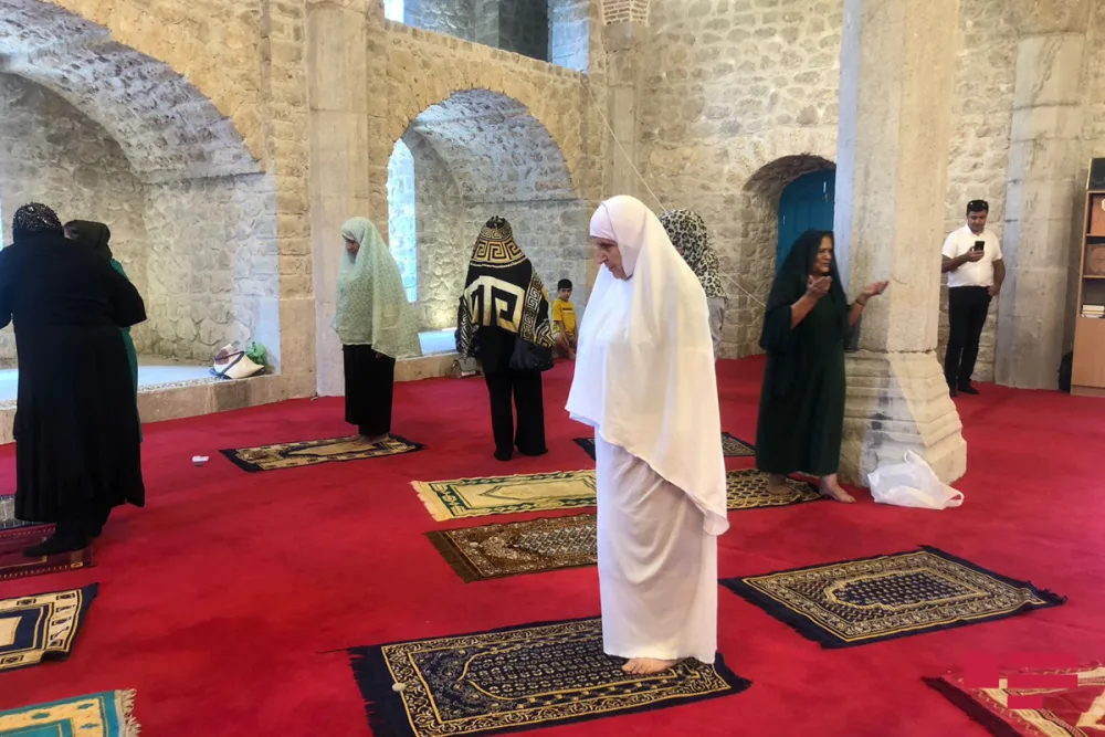 Bir qrup Şuşa sakini Yuxarı Gövhər Ağa məscidində namaz qıldı - Fotolar