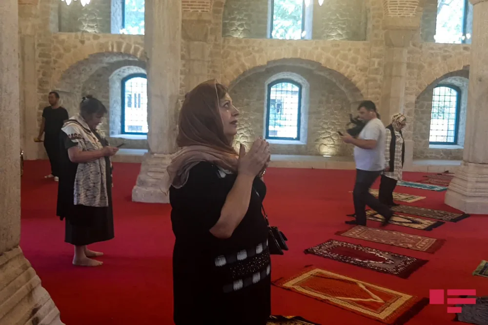 Bir qrup Şuşa sakini Yuxarı Gövhər Ağa məscidində namaz qıldı - Fotolar