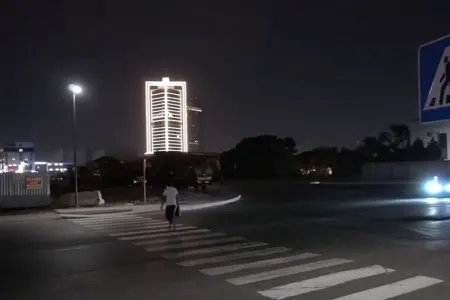 Bakıda günəş enerjisi ilə piyada keçidinin işıqlandırılmasına başlanıldı